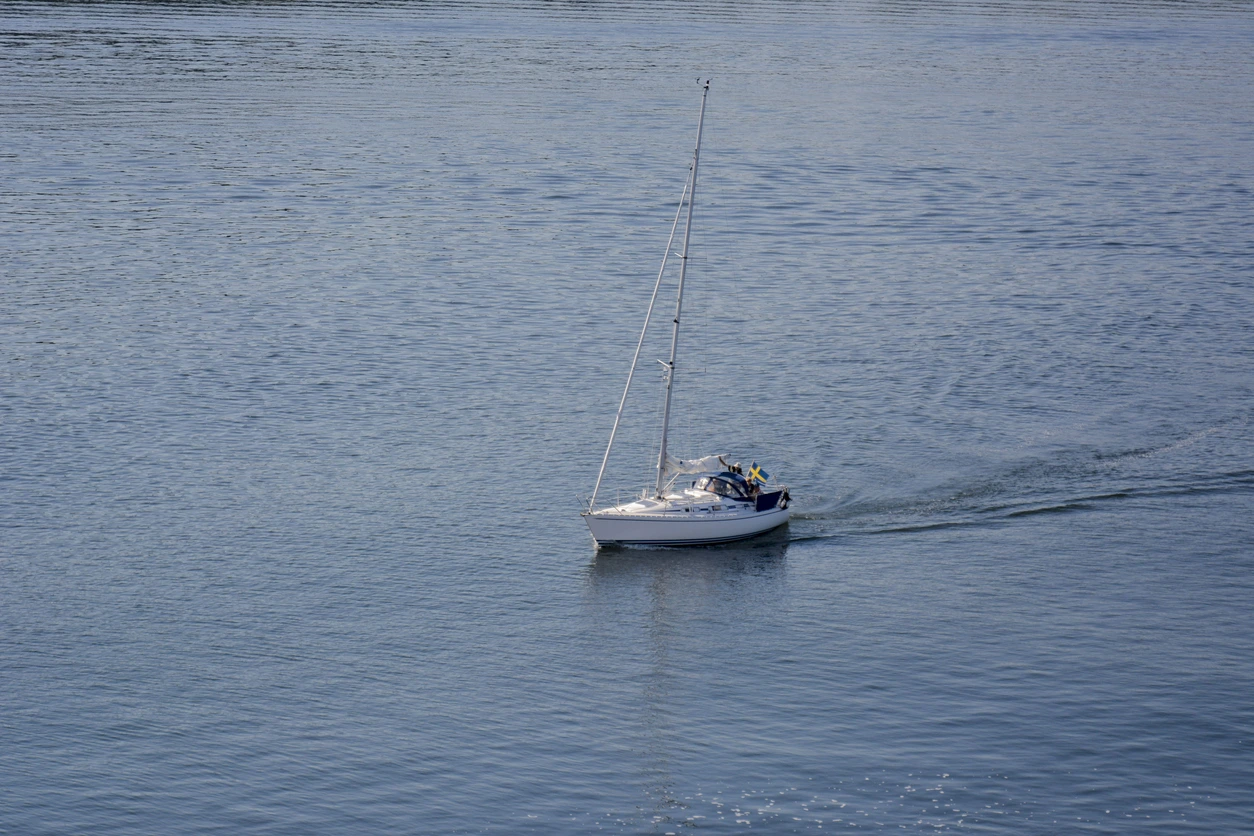 Guide to reefing a sail safely and effectively