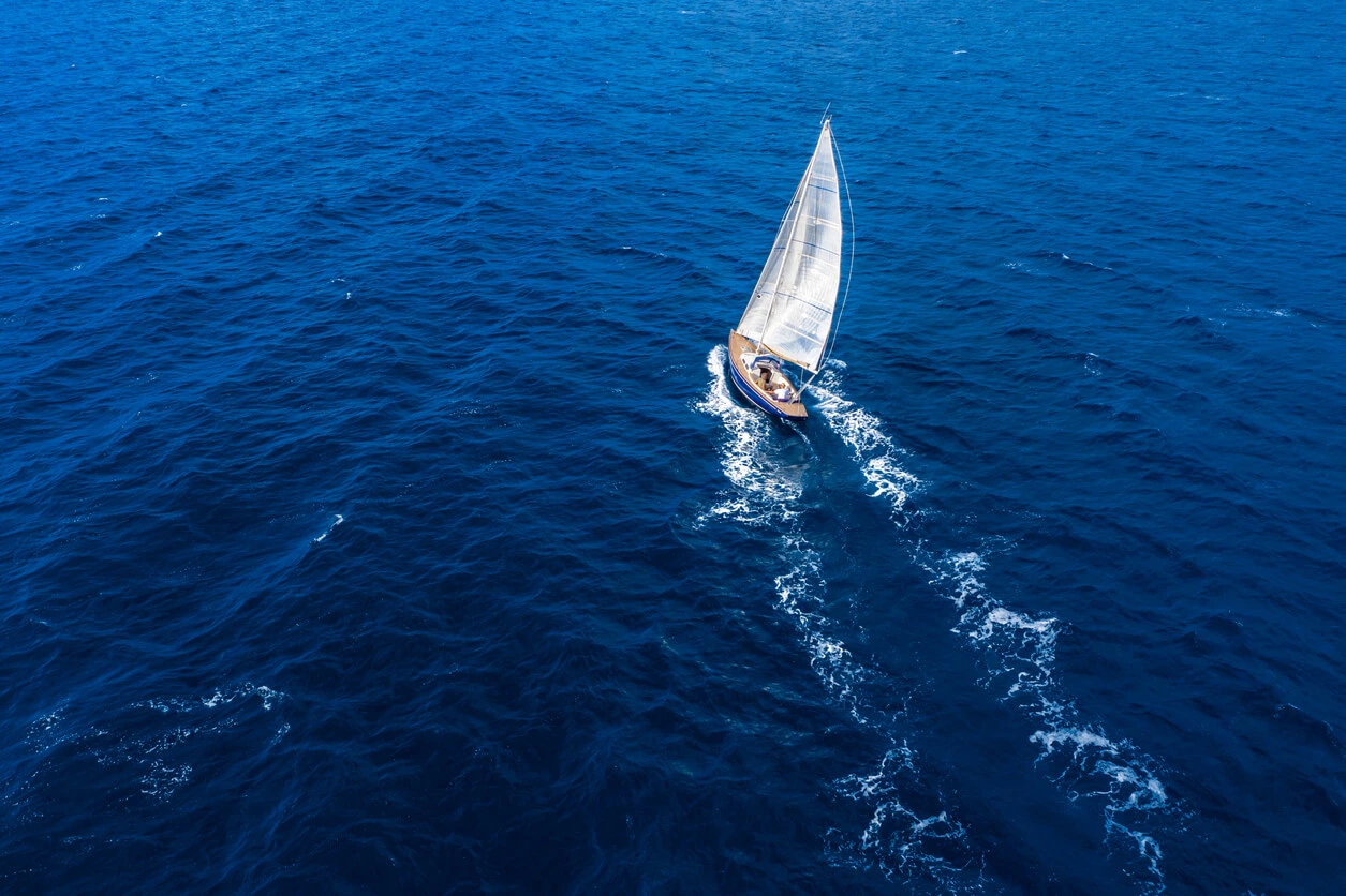Solo sailing guide – Tips, safety & how to sail single-handed